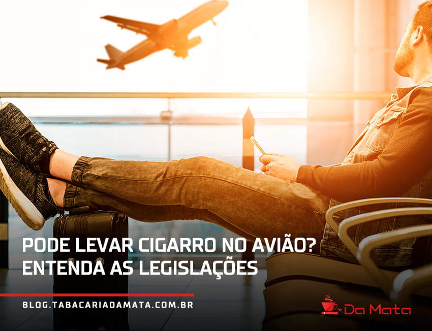 viajante sentado em aeroporto, texto com título do post "Pode levar cigarro no avião? Entenda as legislações"