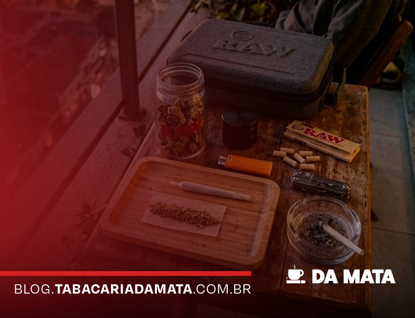 Mesa com materiais para enrolar e fumar tabaco.