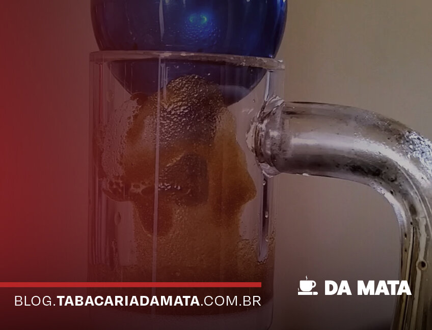 Copo com bebida e esfera flutuante