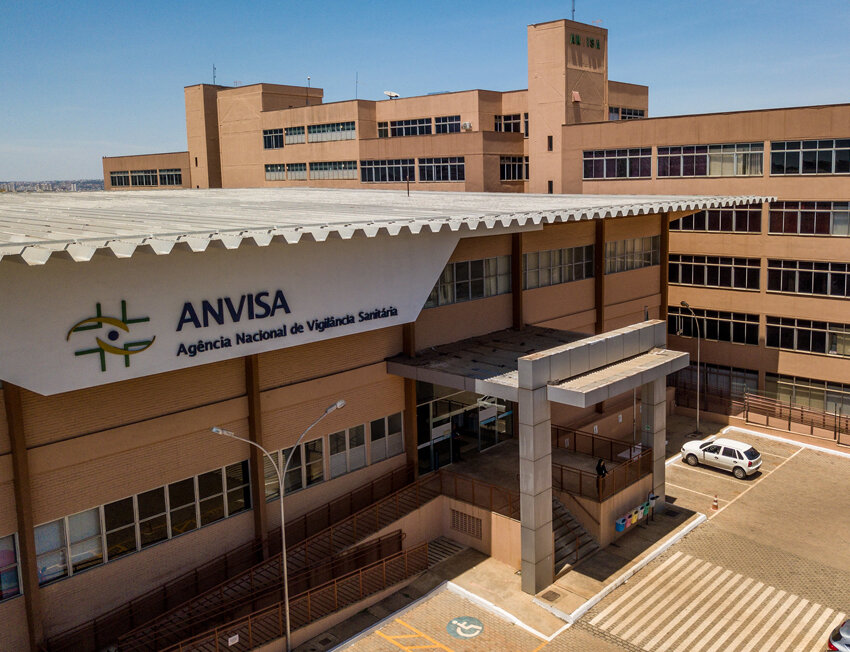 Fachada da ANVISA em Brasília, sem pessoas visíveis.
