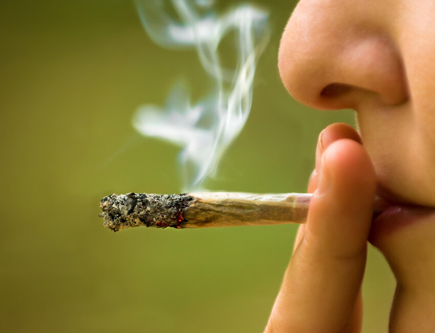 pessoa-fumando-baseado Pessoa fumando um baseado com fumaça visível