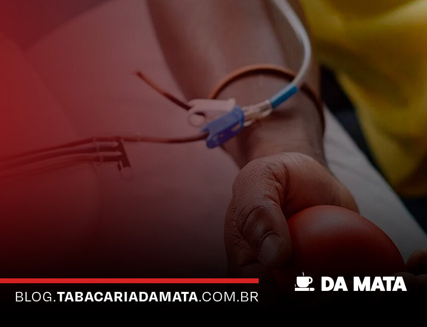 pessoa doando sangue com cuidado