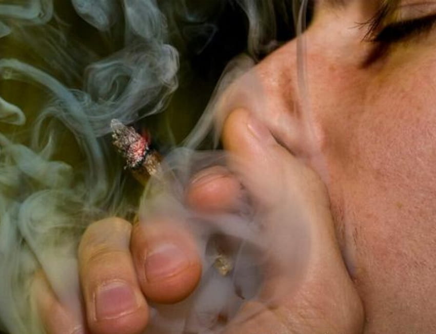 Pessoa fumando um baseado