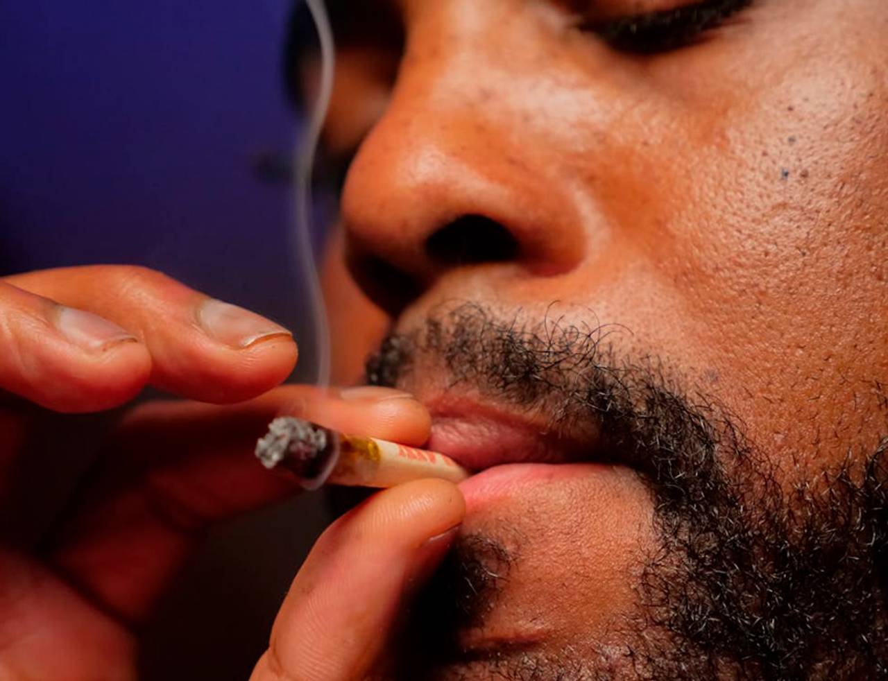 homem fumando Tangie strain
