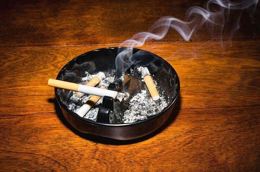 cinzeiro com cigarros