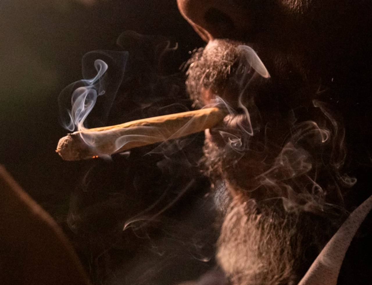 pessoa fumando moon rock