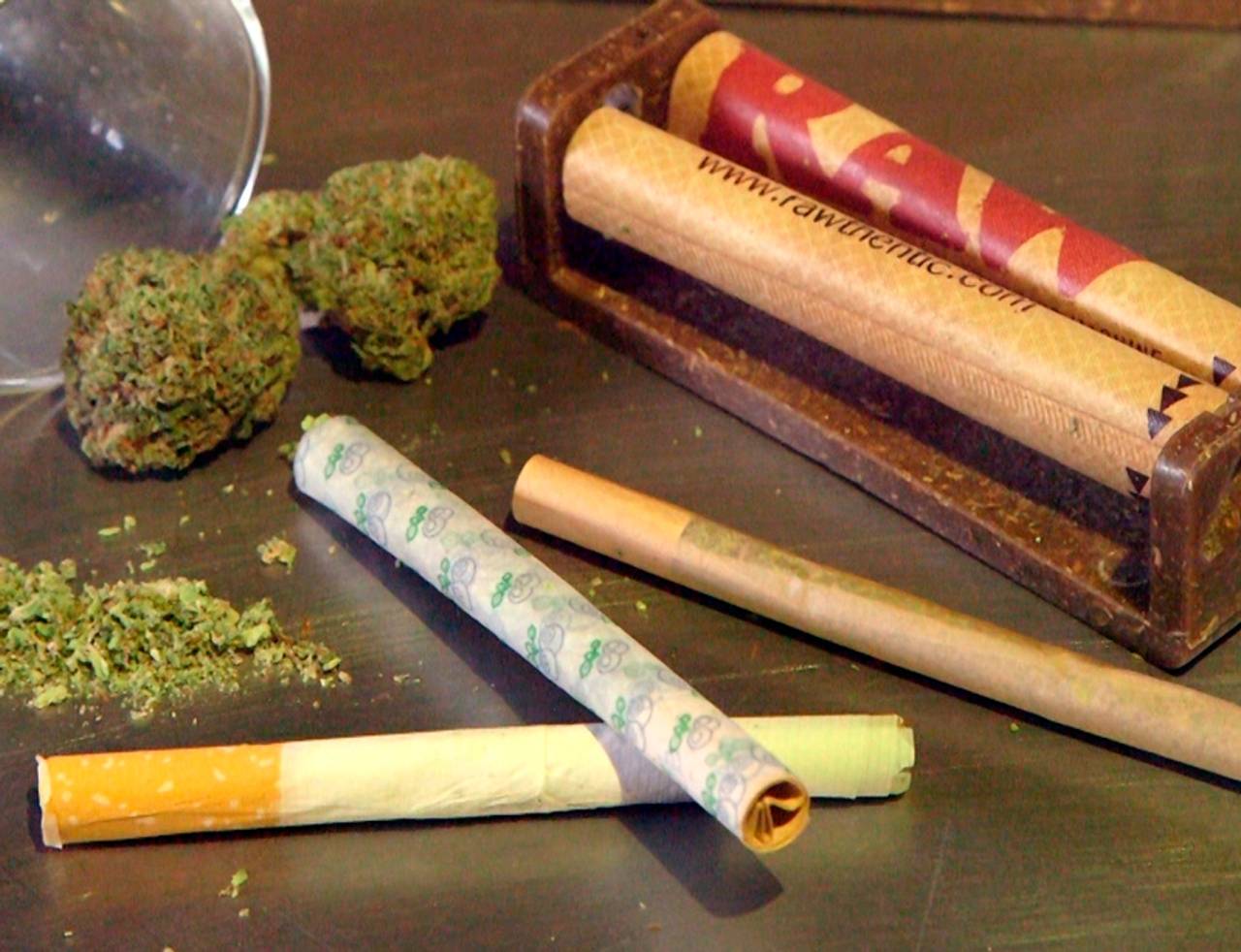 bolador da raw ao lado de um beck ja bolado