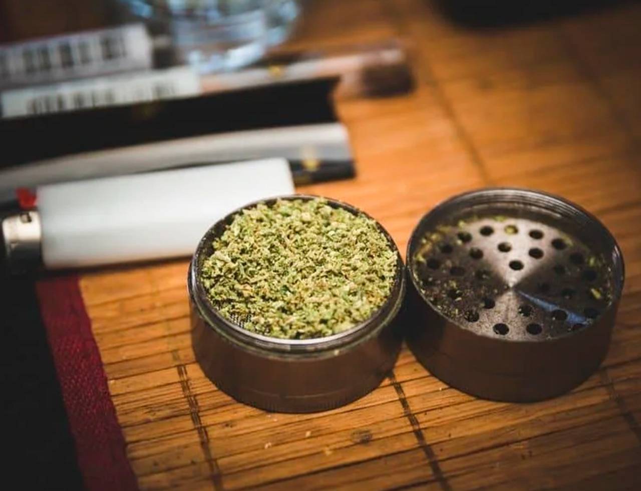 erva dichavada em um dichavador de metal 