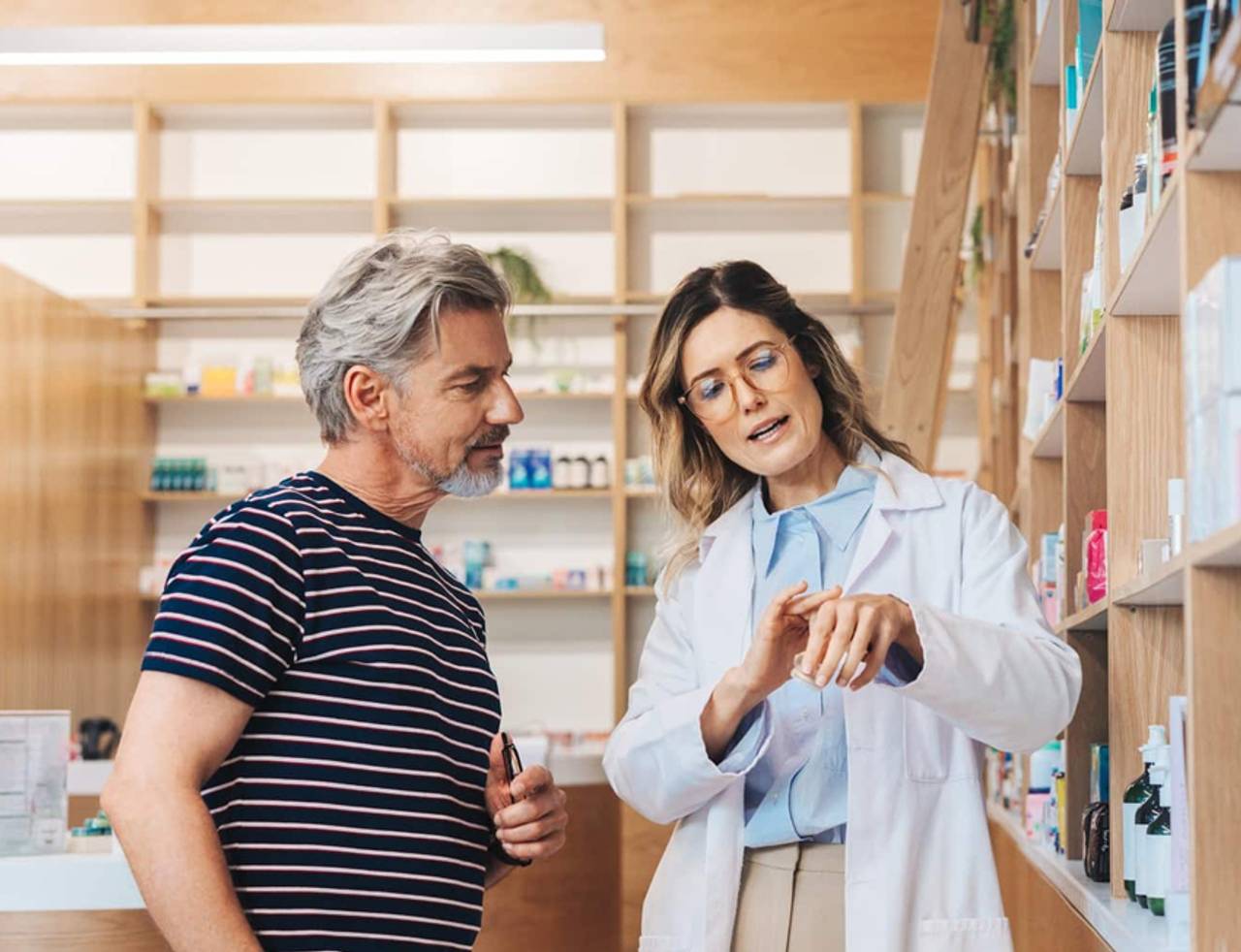 doutora indicando o canabidiol para ansiedade para o paciente com uma receita na mão