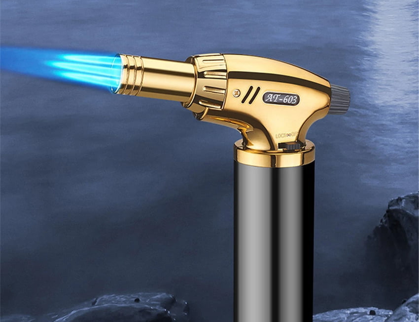 maçarico preto com as chamas ligadas para acender o carvão de narguile