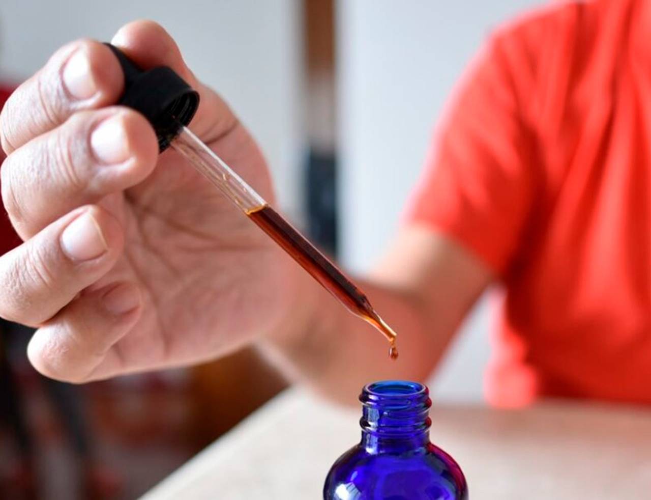 cbd em um vidro azul