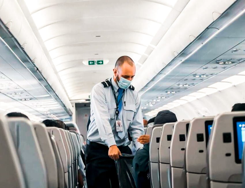 comissário de bordo recolhendo lixo em avião