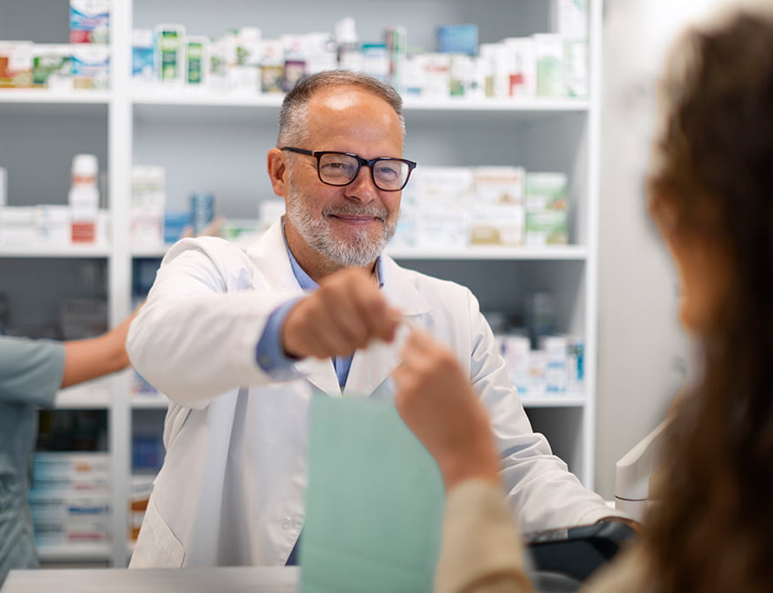 farmaceutico entregando produto de cannabis para uma cliente