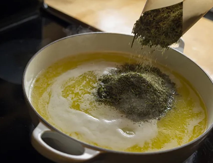 cannabis na panela sendo preparada para formar a manteiga de maconha