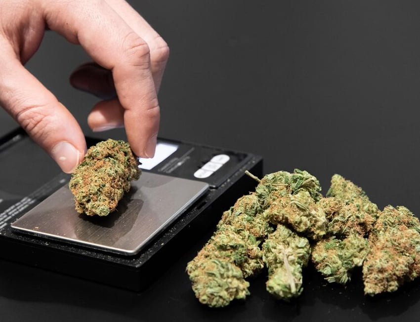 corre sendo pesado em uma balança