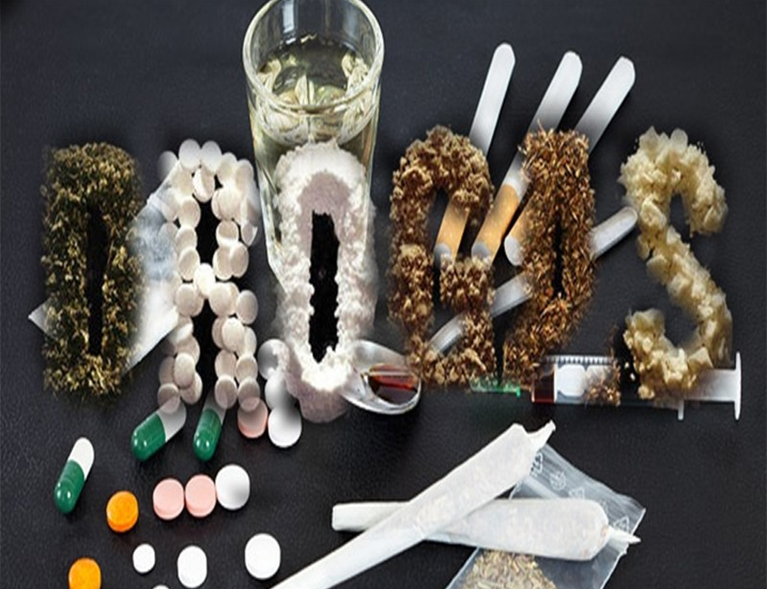 todos os tipos de drogas em um fundo preto: maconha, remédios e afins