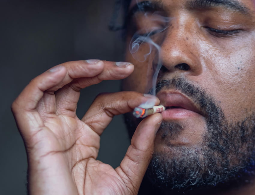 homem fumando um beck com a gelato strain