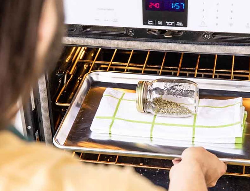 mulher preparando goma de thc