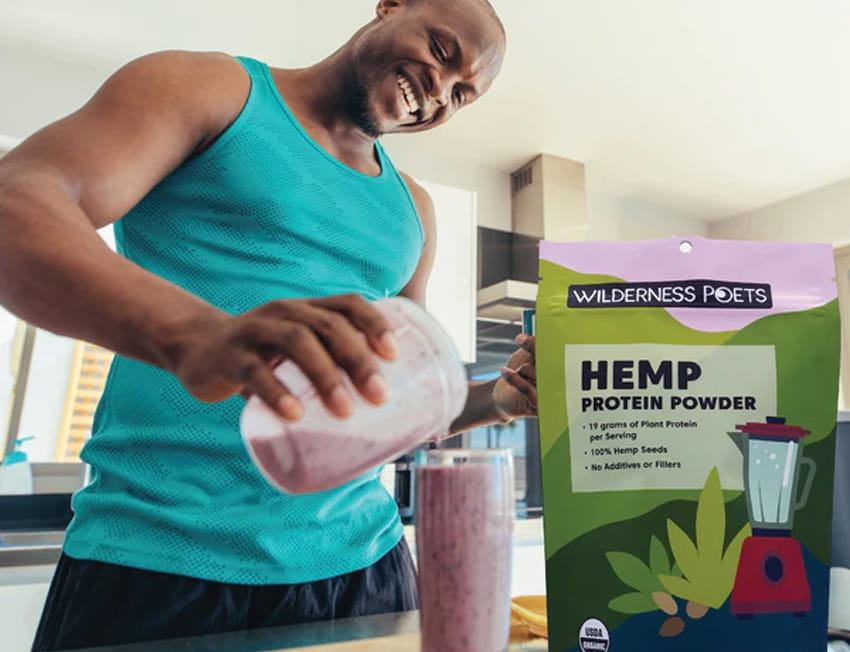 homem fitness tomando hemp protein
