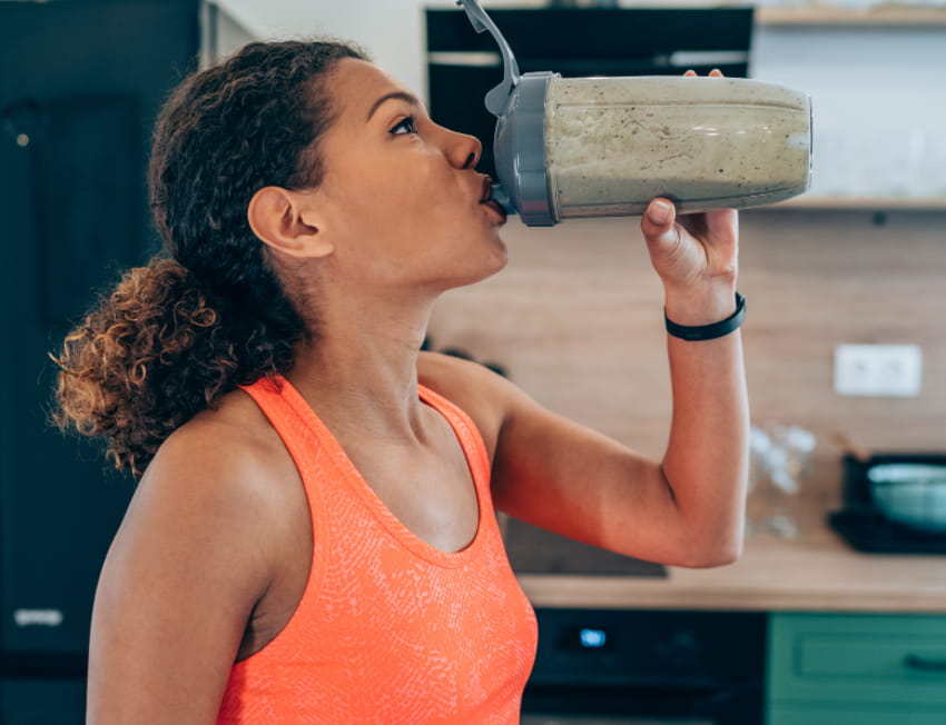 mulher fitness tomando whey com hemp protein