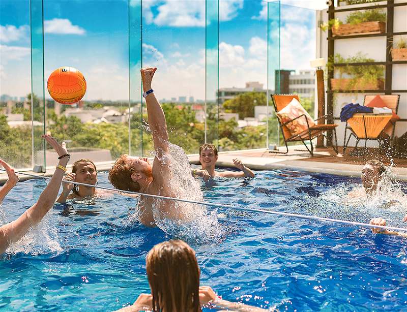 piscina em hostel