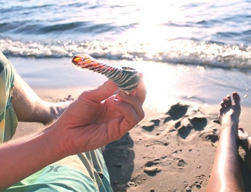 Pessoas fumando bong na praia