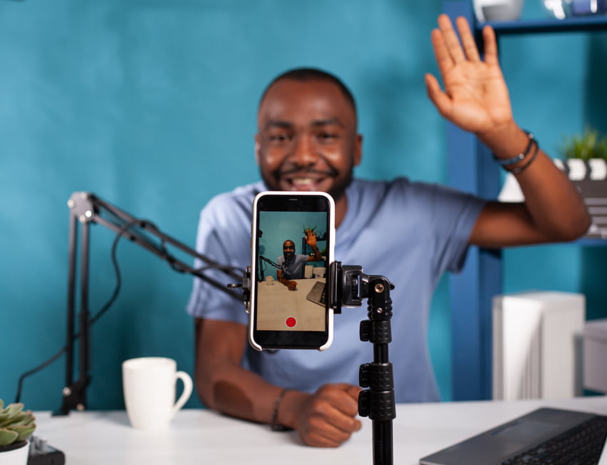 influenciador digital produzindo conteúdo para divulgar uma tabacaria 
