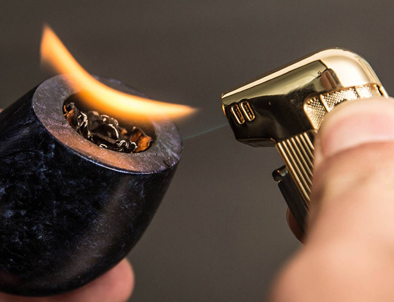 esqueiro queimando erva de um pipe