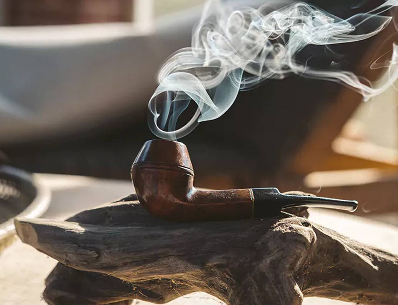 pipe de madeira em um tronco marrom 