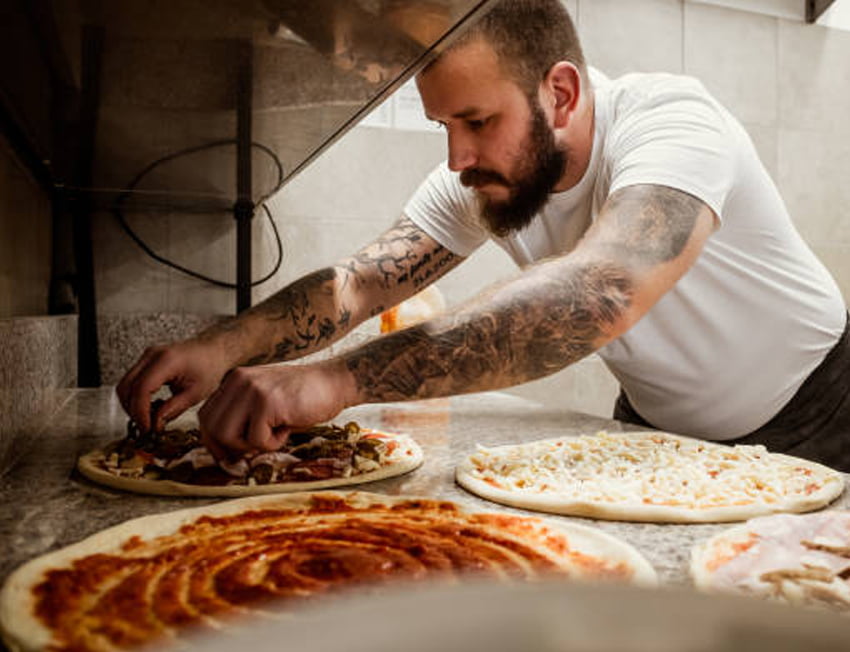 homem temperando pizza de maconha