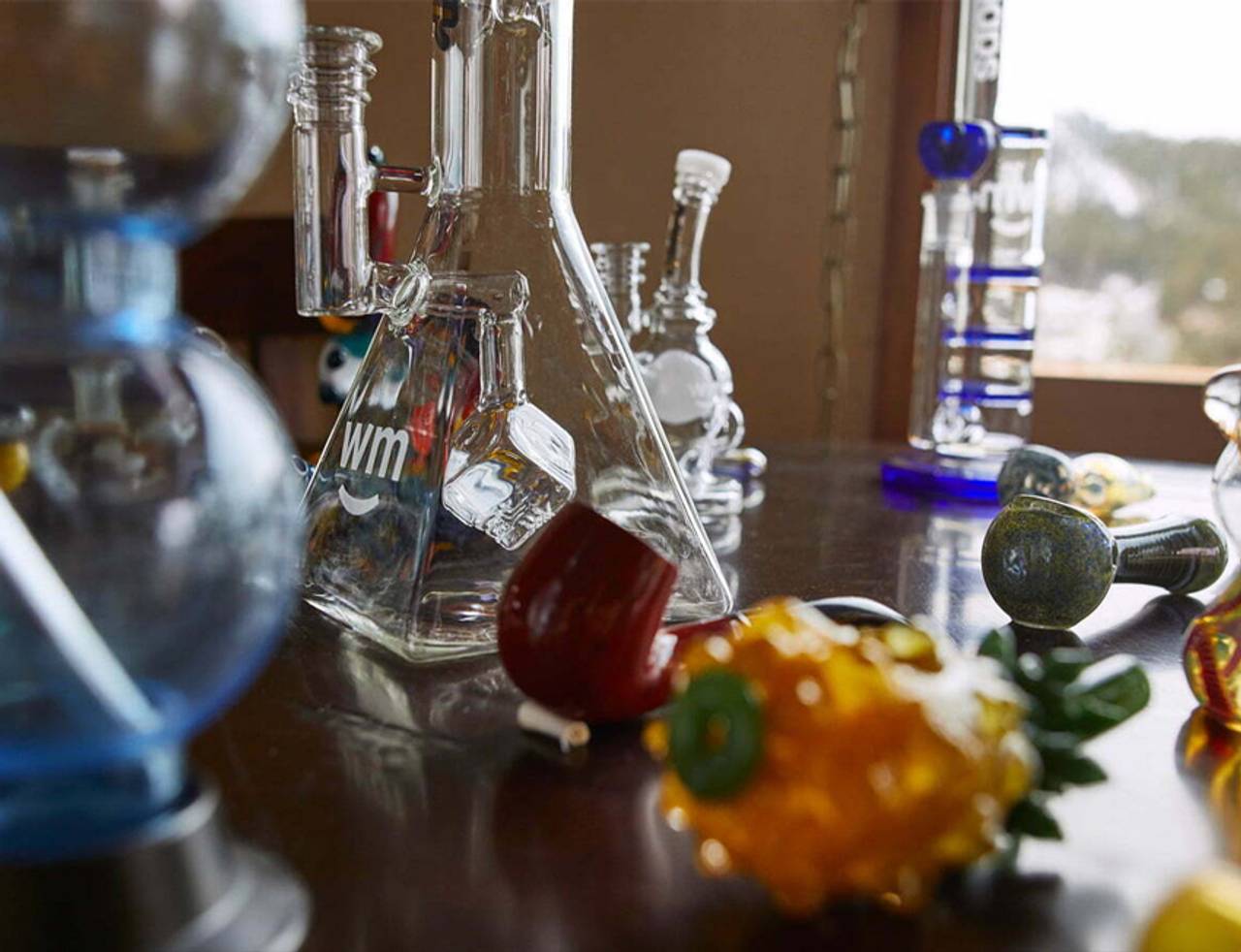 bongs de vidro dispostos sobre uma mesa