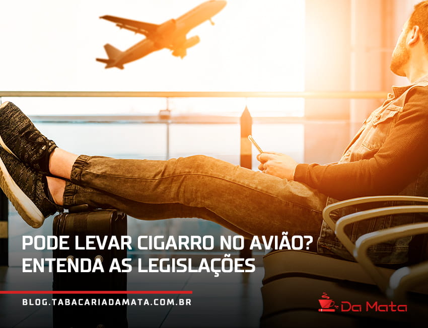 viajante sentado em aeroporto
