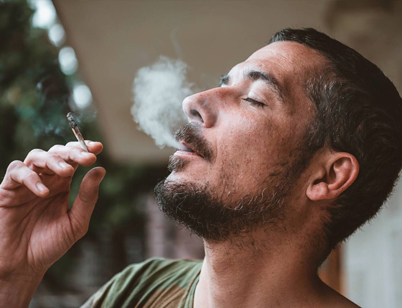 homem fumando um beck com white widow e sentindo a brisa