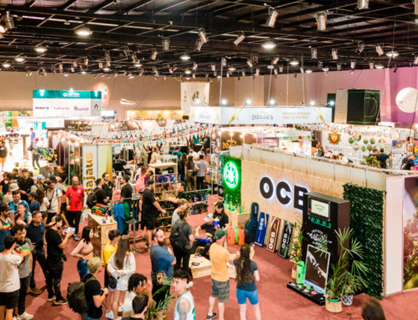 Feira movimentada com estandes e visitante