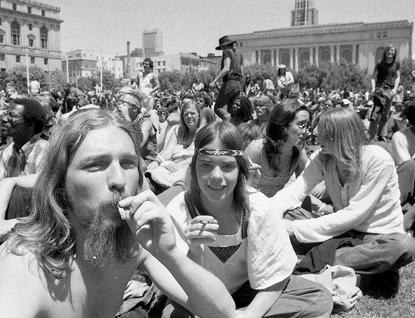Pessoas em um protesto hippie ao ar livre nos anos 70
