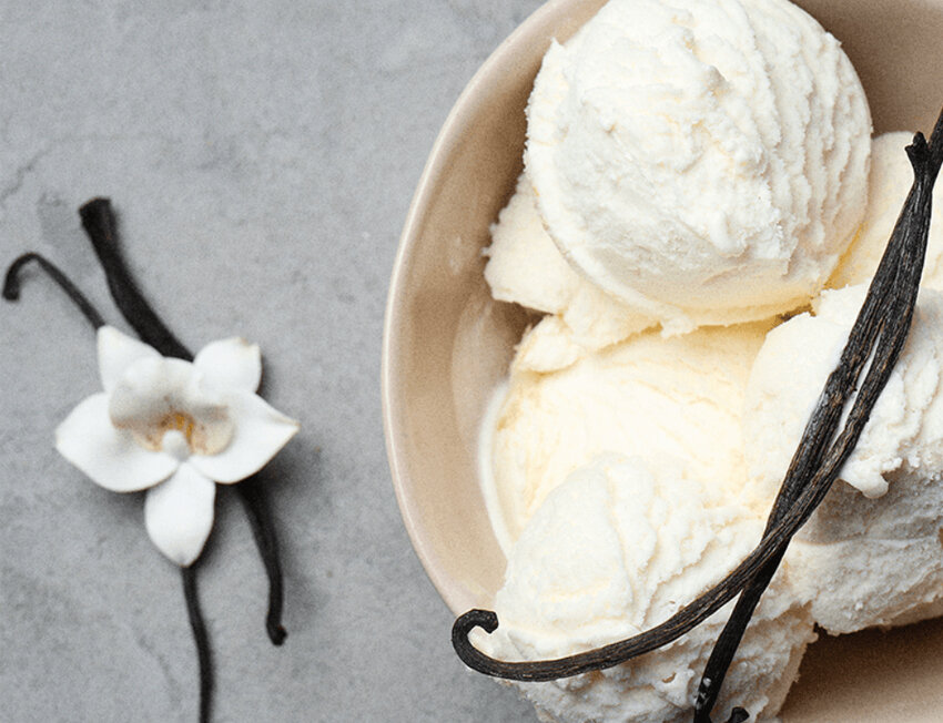 Sorvete de baunilha com flores e vagem