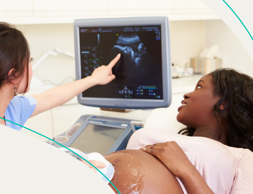 Mulher grávida vê ultrassom com médica.