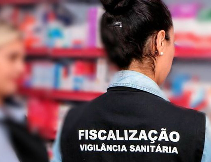 Agente de fiscalização em ação na vigilância sanitária