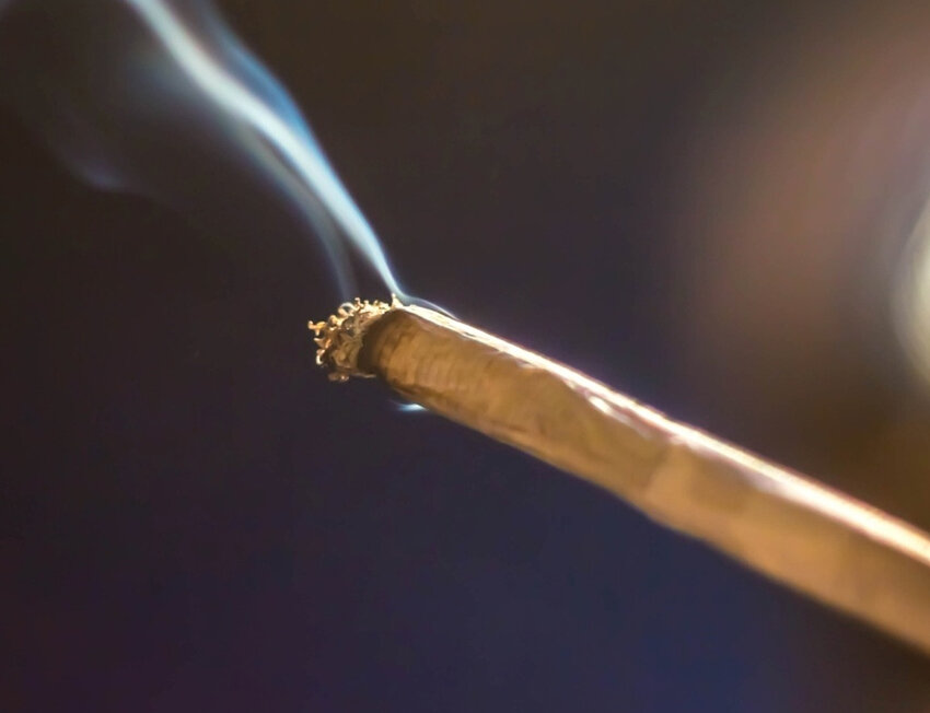 Incenso queimando com fumaça azulada ao fundo