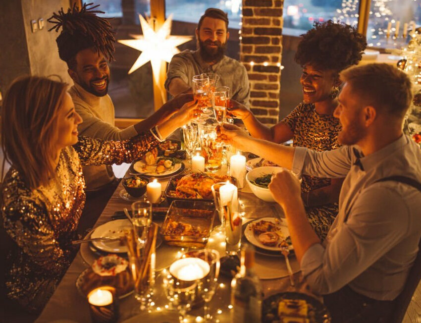 Grupo de amigos brindando em jantar festivo