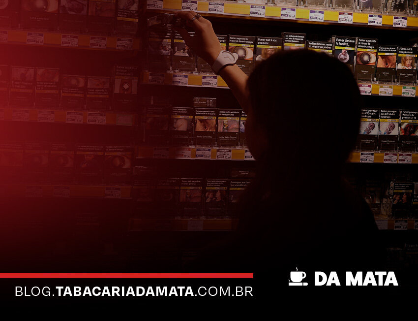 Pessoa escolhendo produtos em loja de tabaco