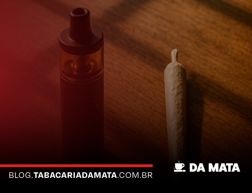 Vape e cigarro em uma mesa de madeira