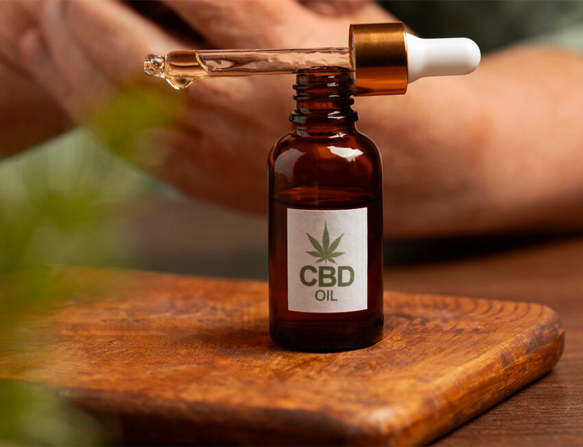 Frasco de óleo de CBD com conta-gotas em madeira