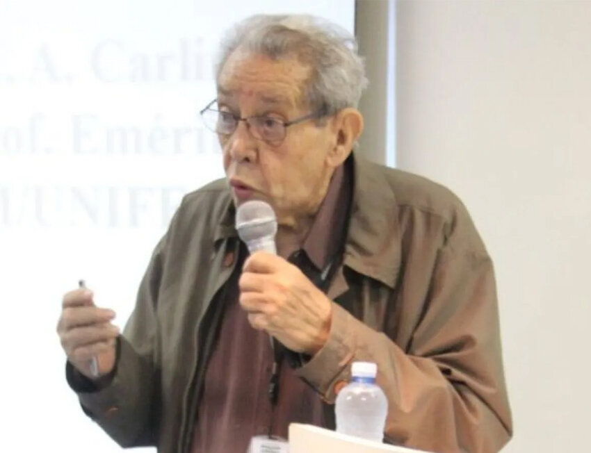 Professor Carlos A. Carlinhos dando palestra