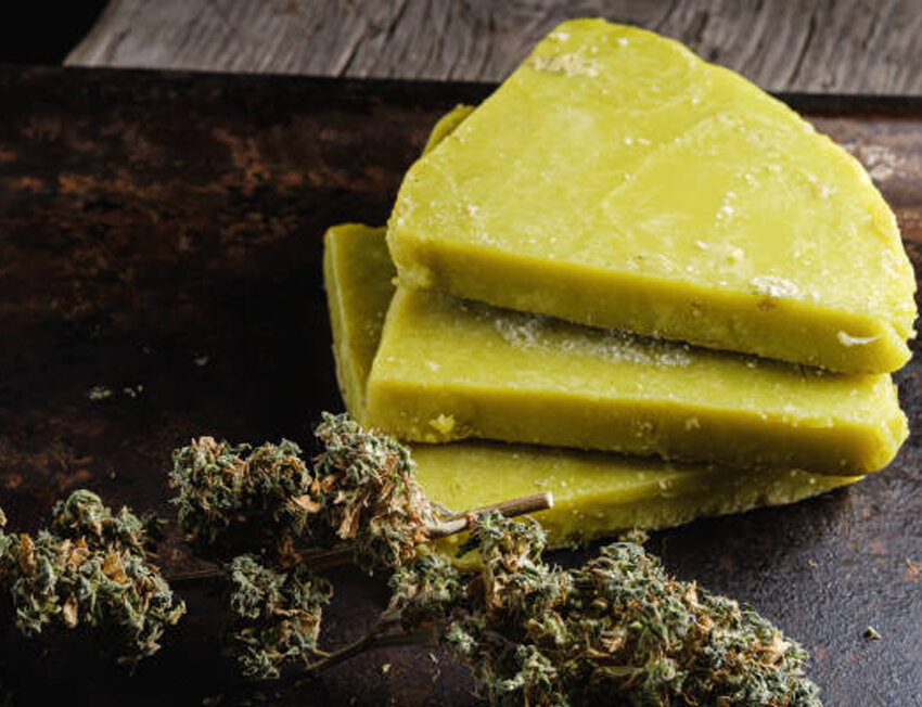 Pedaços de cera de cannabis sobre fundo escuro