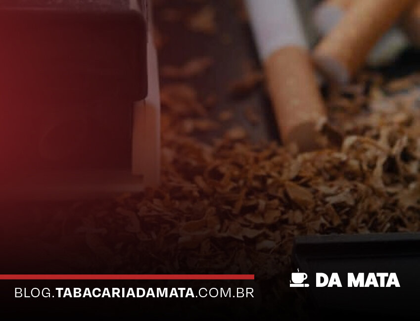 Cigarros e tabaco em uma mesa de trabalho