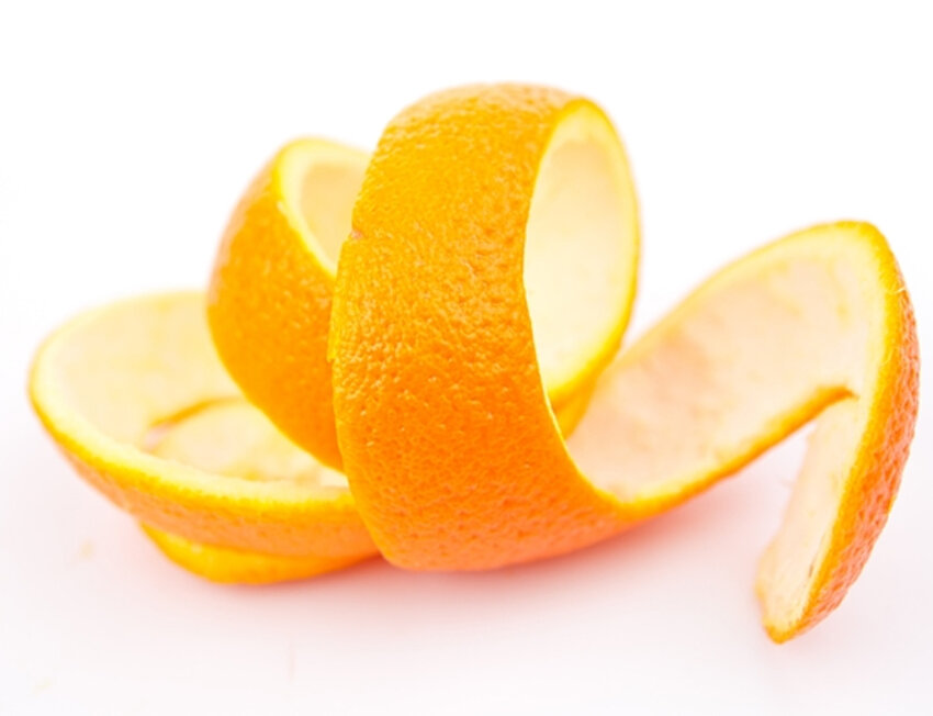 Casca de laranja em espiral sobre fundo branco