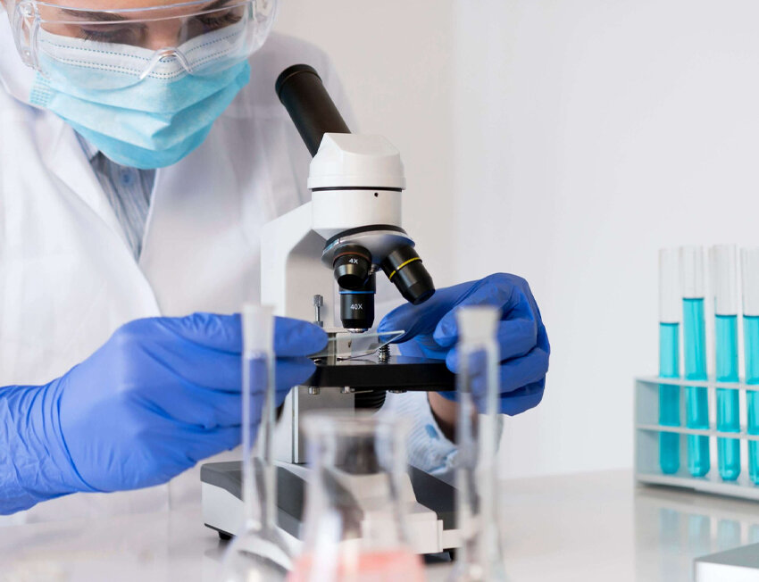 Cientista analisando amostras com microscópio