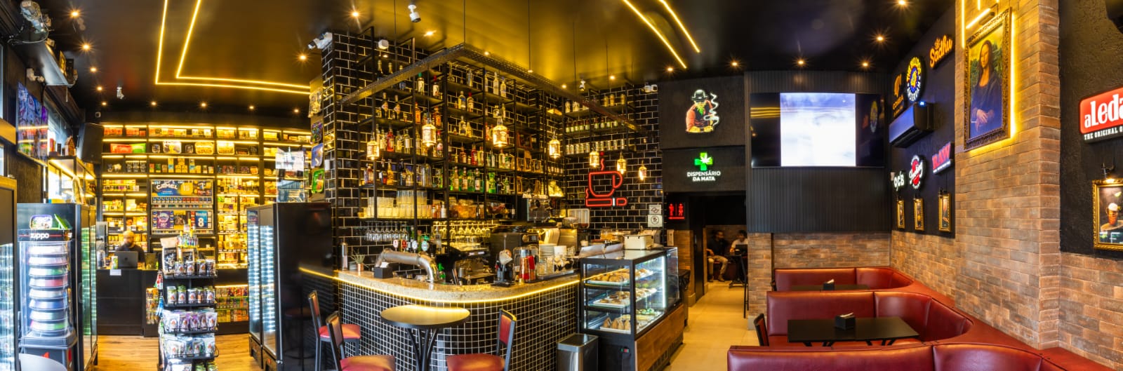 Bar com iluminação moderna e prateleiras de bebidas