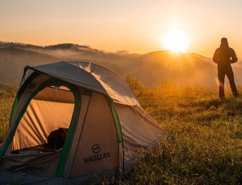 camping-amanhecer-barraca-montanhas.png